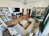 Prodej bytové jednotky 3+1 s pracovnou 121 m2 v centru Tábora - obývací pokoj
