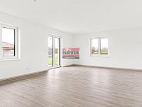 Prodej novostavby RD 4+kk v Podolí I. - obývací pokoj s kuchyňským koutem