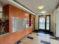 Prodej bytu 1+kk s balkonem, garážovým stáním a sklepem - Ocelářská, Praha 9 - Vysočany - IMG_2132.jpeg