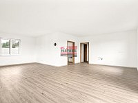 Pronájem novostavby RD 4+kk v Podolí I. - obývací pokoj s kuchyňským koutem