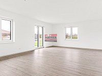 Pronájem novostavby RD 4+kk v Podolí I. - obývací pokoj s kuchyňským koutem