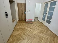 Pronájem bytu 2+1 83,3 m2, Praha, Vinohrady - předsíň