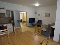 Prodej zaběhlého apartmánu 3+kk, os. vlastnictví, 61m2 s balkonem, Lipno nad Vltavou.