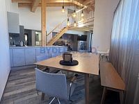 Prodej jediněčného mezonotového apartmánu, 124m2, 2 koupelny, terasy a WC, Lipno nad Vltavou.