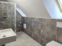 Pronájem bytu 2+kk po rekonstrukci, 64m2, nám. Přem. Ot. II., České Budějovice - Pronájem podkrovního bytu 2+kk, 64m2, v hist. domě v centru Českých Budějovic, nám. Přem. Ot. II. - koupelna