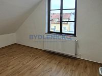 Pronájem bytu 2+kk po rekonstrukci, 64m2, nám. Přem. Ot. II., České Budějovice - Pronájem podkrovního bytu 2+kk, 64m2, v hist. domě v centru Českých Budějovic, nám. Přem. Ot. II. - ložnice