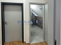 Pronájem bytu 2+kk po rekonstrukci, 64m2, nám. Přem. Ot. II., České Budějovice - Pronájem podkrovního bytu 2+kk, 64m2, v hist. domě v centru Českých Budějovic, nám. Přem. Ot. II. - předsíň