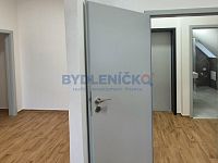 Pronájem bytu 2+kk po rekonstrukci, 64m2, nám. Přem. Ot. II., České Budějovice - Pronájem podkrovního bytu 2+kk, 64m2, v hist. domě v centru Českých Budějovic, nám. Přem. Ot. II. - předsíň, šatna