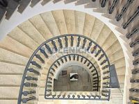 Pronájem bytu 2+kk po rekonstrukci, 64m2, nám. Přem. Ot. II., České Budějovice - Pronájem podkrovního bytu 2+kk, 64m2, v hist. domě v centru Českých Budějovic, nám. Přem. Ot. II. - stylové schodiště