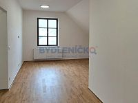 Pronájem krásného podkrovního bytu 2+kk v hist. domě v centru Českých Budějovic, nám. Přem. Ot. II.