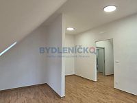 Pronájem podkrovního bytu 2+kk, 64m2, v hist. domě v centru Českých Budějovic, nám. Přem. Ot. II. - Pronájem podkrovního bytu 2+kk, 64m2, v hist. domě v centru Českých Budějovic, nám. Přem. Ot. II. - obývák