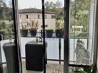 Exkluzivní pronájem bytu 1+kk, 35 m2 s balkonem a parkovacím stáním u Č. Budějovic s MHD