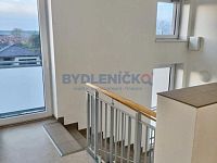 Exkluzivní pronájem bytu 1+kk, 35 m2 s balkonem a parkovacím stáním u Č. Budějovic s MHD - Exkluzivní pronájem bytu 1+kk, 35 m2 s balkonem a parkovacím stáním u Č. Budějovic