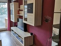 Nabízíme Vám byt 2+kk od 1.7.2026 - 3. skrinky obyvak.JPG