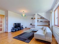 Prodej atypického mezonetového bytu 103 m², Jílové u Prahy, parkovací stání, zahrada