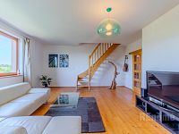 Prodej atypického mezonetového bytu 103 m², Jílové u Prahy, parkovací stání, zahrada - 02 jilove-11.jpg
