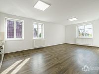 Dům se dvěma bytovými prostory, komerčně využitelným přízemím a užitným suterénem v Krajkové - byt 3+1