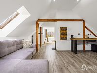 Dům se dvěma bytovými prostory, komerčně využitelným přízemím a užitným suterénem v Krajkové - podkrovní apartmán