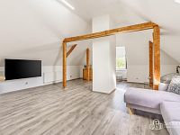 Dům se dvěma bytovými prostory, komerčně využitelným přízemím a užitným suterénem v Krajkové - podkrovní apartmán