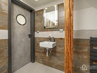 Dům se dvěma bytovými prostory, komerčně využitelným přízemím a užitným suterénem v Krajkové - podkrovní apartmán