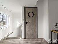 Dům se dvěma bytovými prostory, komerčně využitelným přízemím a užitným suterénem v Krajkové - podkrovní apartmán