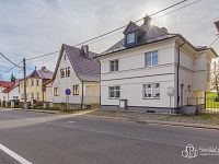 Dům se dvěma bytovými prostory, komerčně využitelným přízemím a užitným suterénem v Krajkové