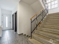 Dům se dvěma bytovými prostory, komerčně využitelným přízemím a užitným suterénem v Krajkové - chodba, schodiště 1. NP