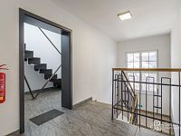 Dům se dvěma bytovými prostory, komerčně využitelným přízemím a užitným suterénem v Krajkové - chodba se schodištěm 2. NP