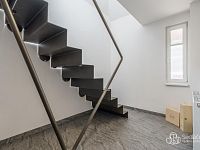 Dům se dvěma bytovými prostory, komerčně využitelným přízemím a užitným suterénem v Krajkové - chodba se schodištěm do podkrovního apartmánu 