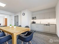 Dům se dvěma bytovými prostory, komerčně využitelným přízemím a užitným suterénem v Krajkové - kancelář, meeting room