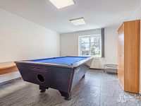 Dům se dvěma bytovými prostory, komerčně využitelným přízemím a užitným suterénem v Krajkové - kancelář, meeting room