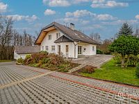 Rodinná vila s velkorysou dispozicí, garáží na tři auta  a pozemkem 4 069 m² – Loket