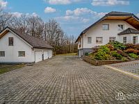 Rodinná vila s velkorysou dispozicí, garáží na tři auta  a pozemkem 4 069 m² – Loket - Foto 2