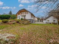 Rodinná vila s velkorysou dispozicí, garáží na tři auta  a pozemkem 4 069 m² – Loket - Foto 5