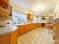 Rodinná vila s velkorysou dispozicí, garáží na tři auta  a pozemkem 4 069 m² – Loket - Foto 11