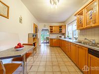 Rodinná vila s velkorysou dispozicí, garáží na tři auta  a pozemkem 4 069 m² – Loket - Foto 12