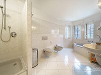 Rodinná vila s velkorysou dispozicí, garáží na tři auta  a pozemkem 4 069 m² – Loket - Foto 15