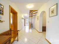 Rodinná vila s velkorysou dispozicí, garáží na tři auta  a pozemkem 4 069 m² – Loket - Foto 16