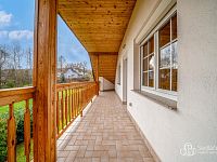 Rodinná vila s velkorysou dispozicí, garáží na tři auta  a pozemkem 4 069 m² – Loket - Foto 18