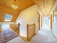 Rodinná vila s velkorysou dispozicí, garáží na tři auta  a pozemkem 4 069 m² – Loket - Foto 19