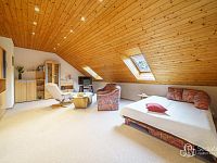 Rodinná vila s velkorysou dispozicí, garáží na tři auta  a pozemkem 4 069 m² – Loket - Foto 20