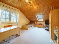 Rodinná vila s velkorysou dispozicí, garáží na tři auta  a pozemkem 4 069 m² – Loket - Foto 21