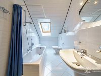 Rodinná vila s velkorysou dispozicí, garáží na tři auta  a pozemkem 4 069 m² – Loket - Foto 23