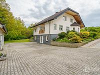 Rodinná vila s velkorysou dispozicí, garáží na tři auta  a pozemkem 4 069 m² – Loket