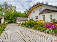 Rodinná vila s velkorysou dispozicí, garáží na tři auta  a pozemkem 4 069 m² – Loket - Foto 3