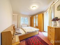 Rodinná vila s velkorysou dispozicí, garáží na tři auta  a pozemkem 4 069 m² – Loket - Foto 11