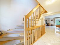 Rodinná vila s velkorysou dispozicí, garáží na tři auta  a pozemkem 4 069 m² – Loket - Foto 14