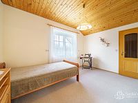 Rodinná vila s velkorysou dispozicí, garáží na tři auta  a pozemkem 4 069 m² – Loket - Foto 19
