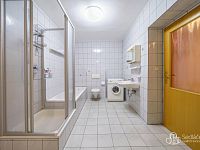 Rodinná vila s velkorysou dispozicí, garáží na tři auta  a pozemkem 4 069 m² – Loket - Foto 21