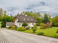 Rodinná vila s velkorysou dispozicí, garáží na tři auta  a pozemkem 4 069 m² – Loket - Foto 23